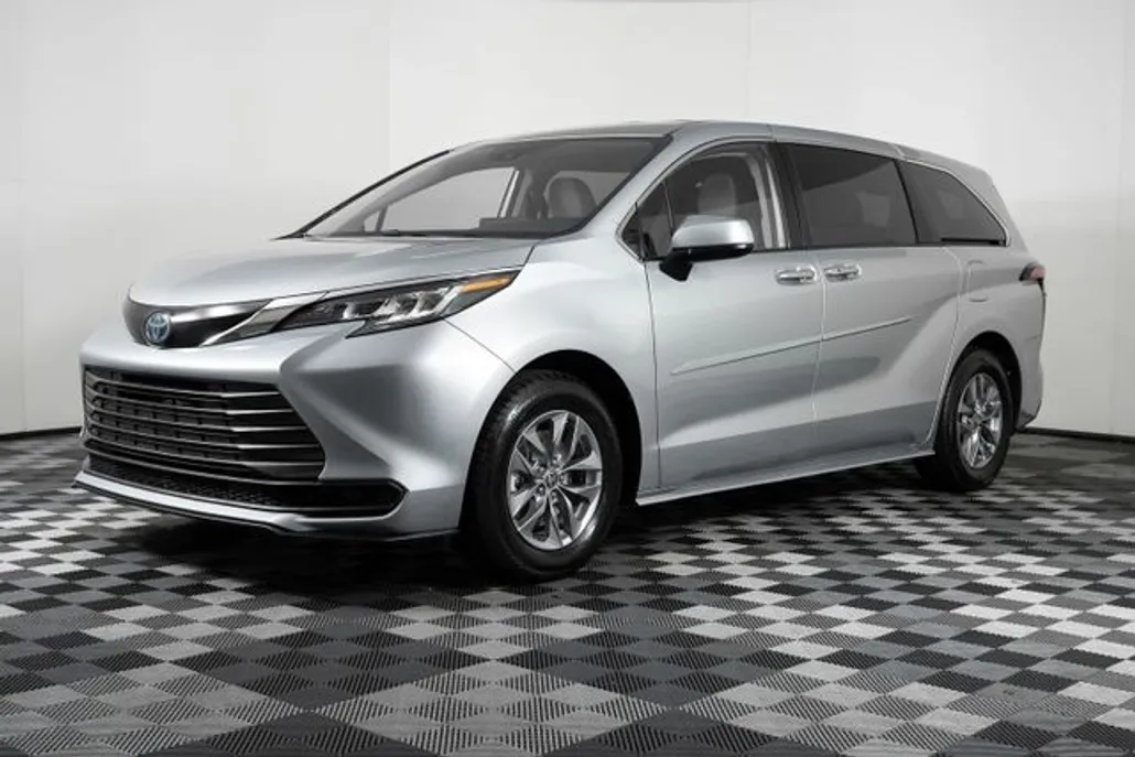 2022 Toyota Sienna LE photo 1
