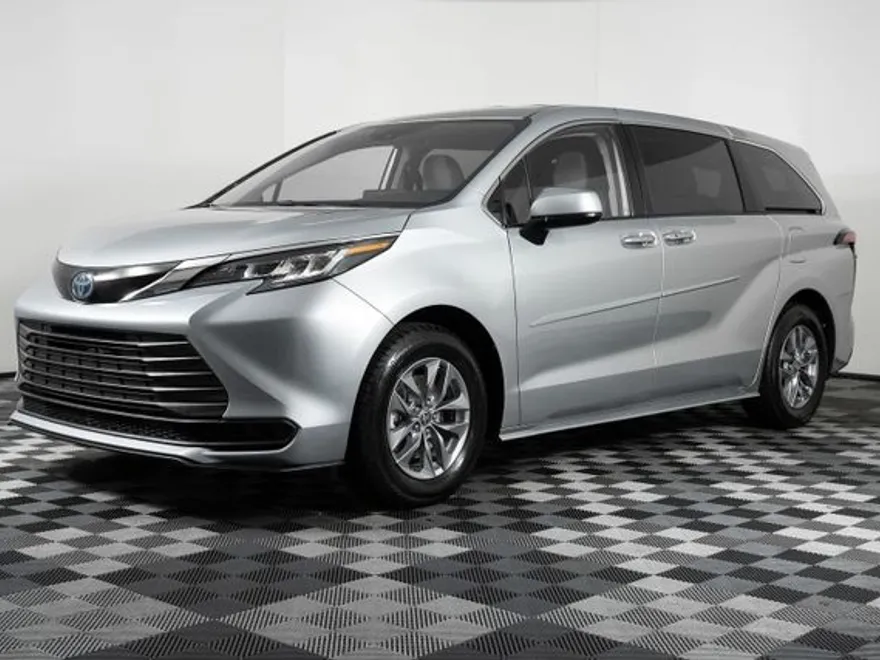 2022 Toyota Sienna LE photo 1