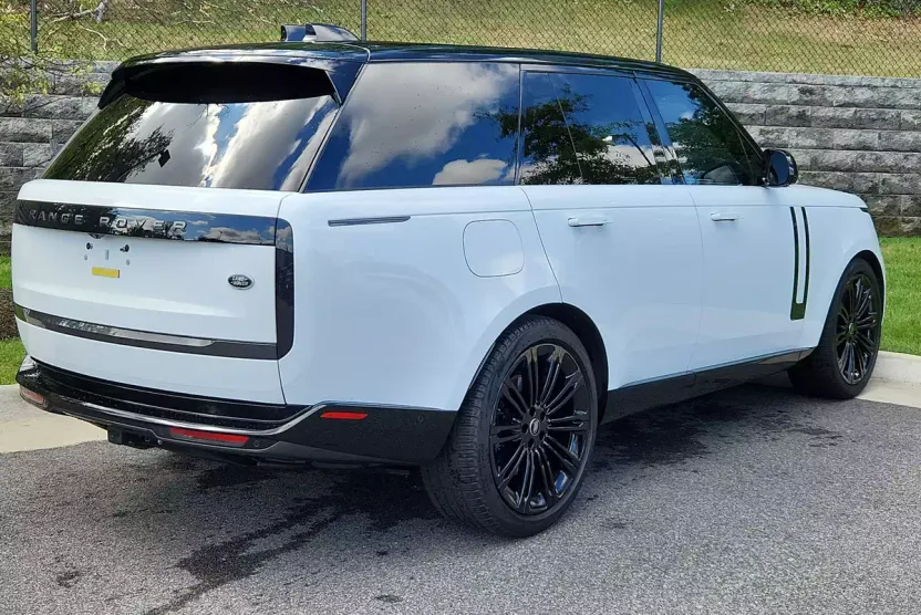 2023 Land Rover Range Rover SE photo 1