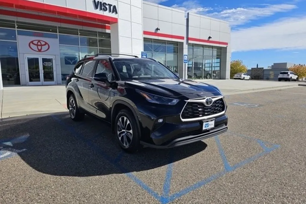2024 Toyota Highlander XLE photo 1
