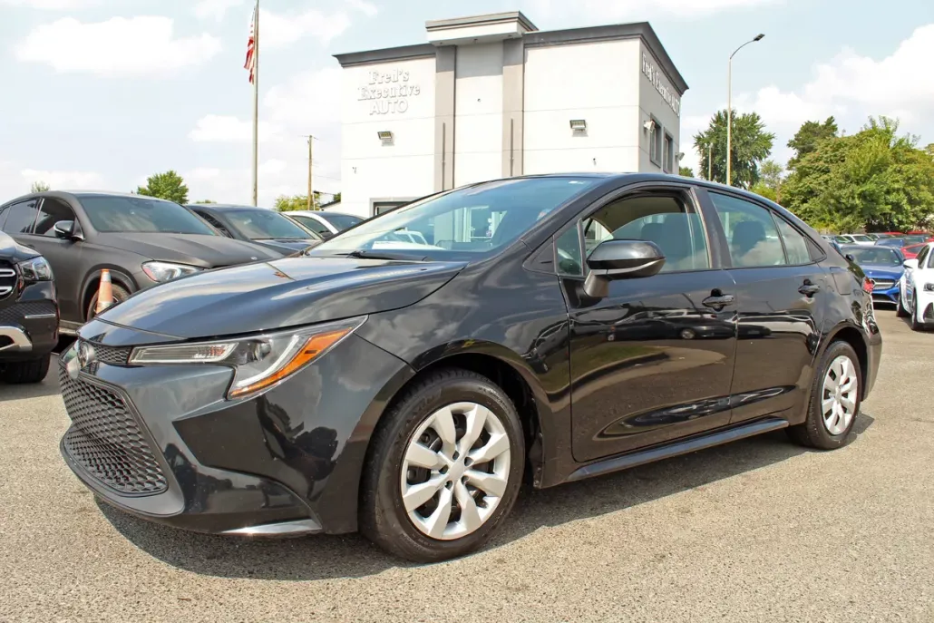 2021 Toyota Corolla LE photo 1