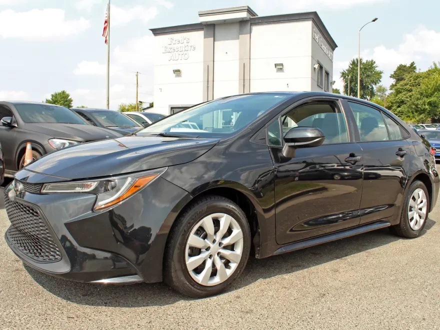 2021 Toyota Corolla LE photo 1