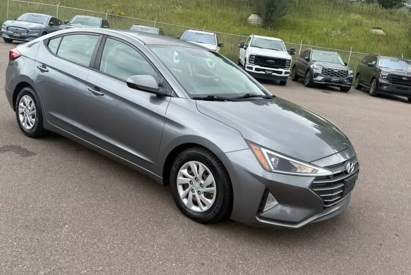 2019 Hyundai Elantra SE photo 1
