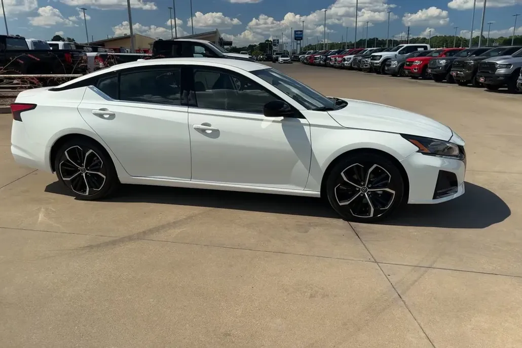 2024 Nissan Altima 2.5 SR photo 1
