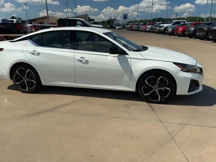2024 Nissan Altima 2.5 SR photo 1