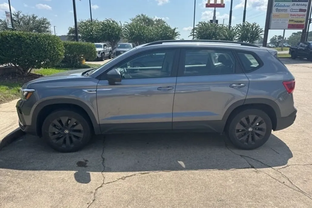 2024 Volkswagen Taos S photo 1