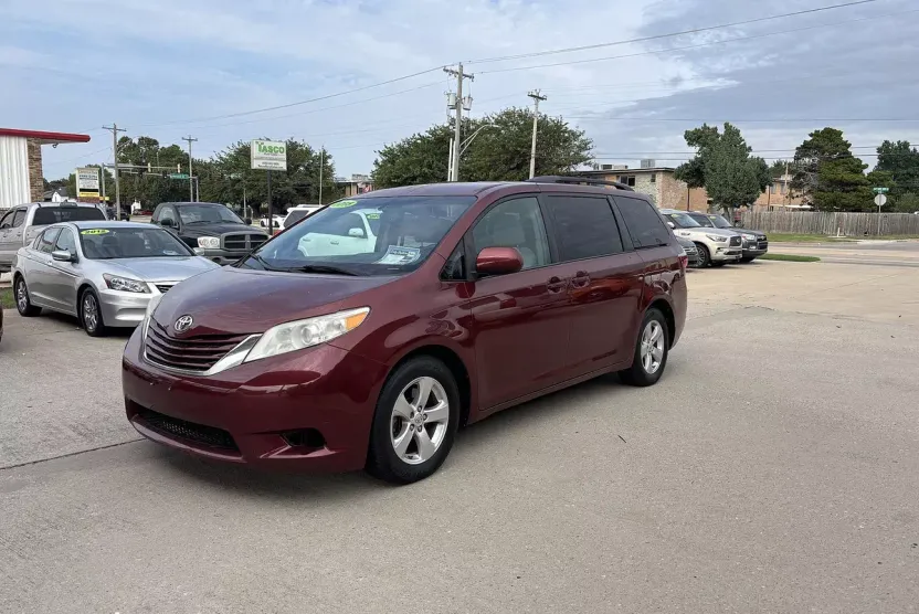 2015 Toyota Sienna LE photo 1