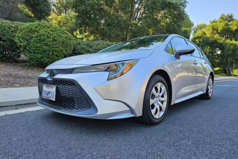 2020 Toyota Corolla LE photo 1
