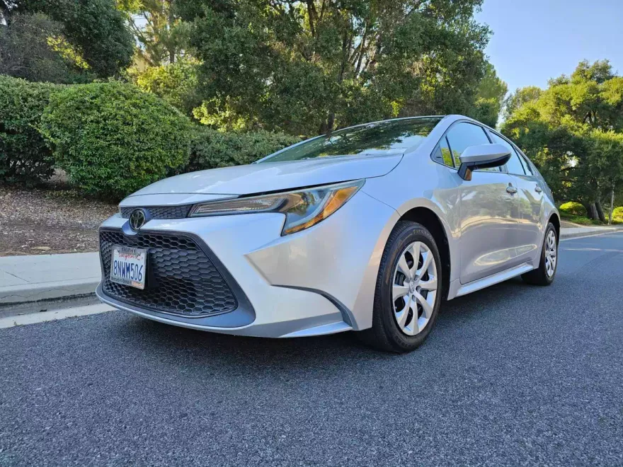 2020 Toyota Corolla LE photo 1
