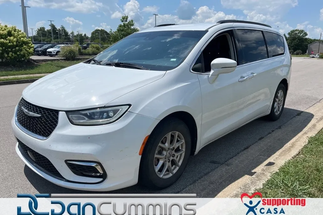 2022 Chrysler Pacifica Touring L photo 1