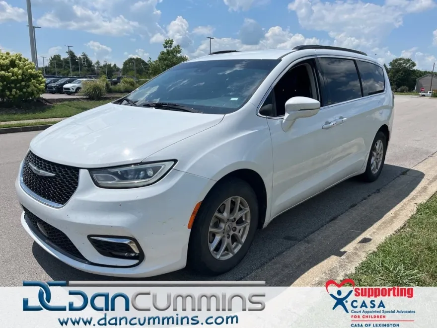 2022 Chrysler Pacifica Touring L photo 1