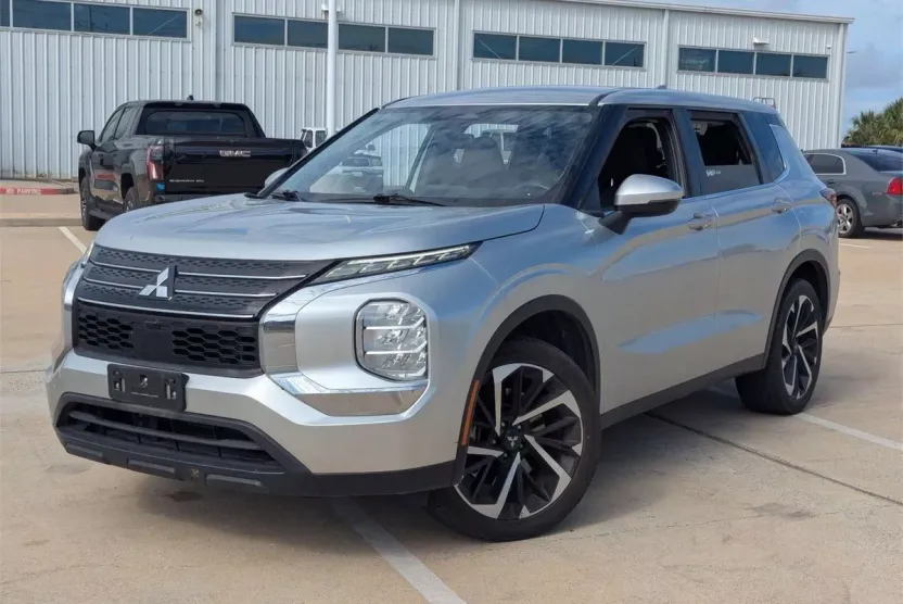 2022 Mitsubishi Outlander ES photo 1