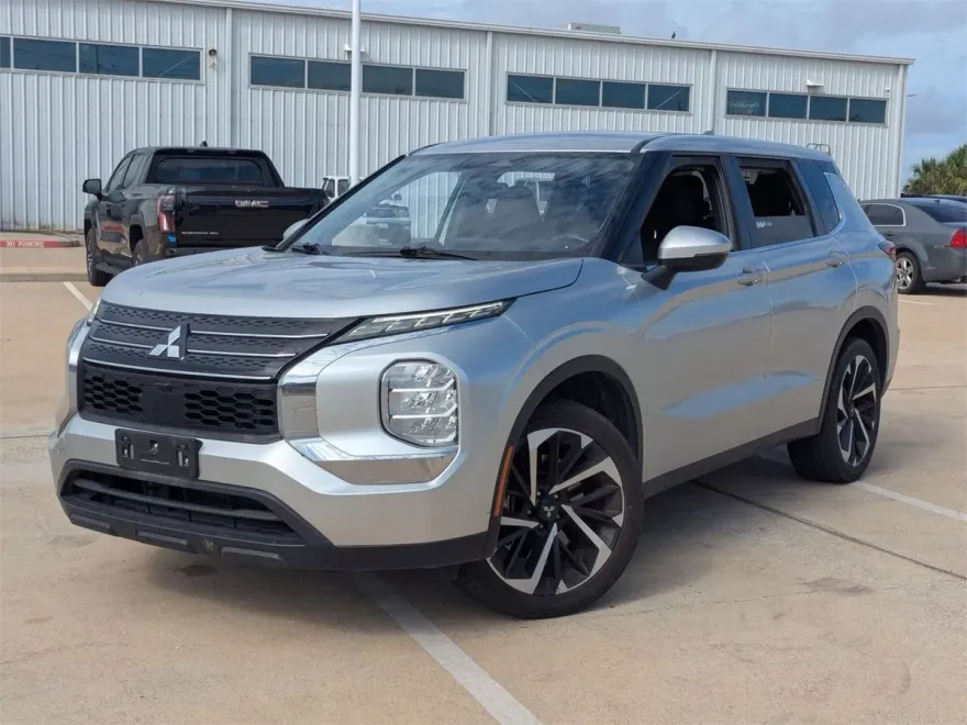 2022 Mitsubishi Outlander ES photo 1