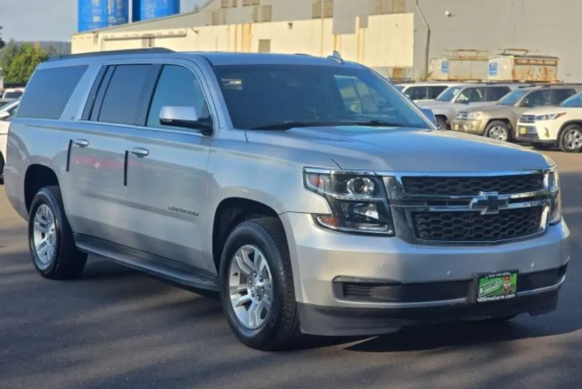 2018 Chevrolet Suburban LT photo 1