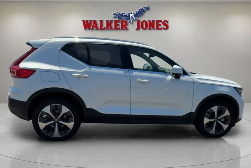 2024 Volvo XC40 AWD Core photo 1