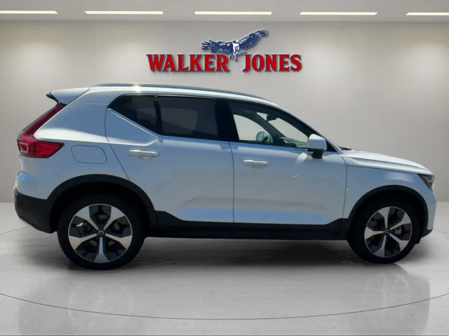 2024 Volvo XC40 AWD Core photo 1