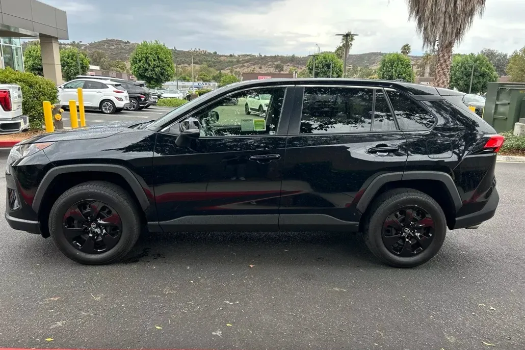 2022 Toyota RAV4 LE photo 1