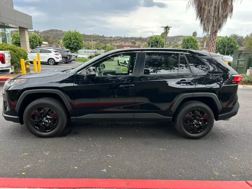 2022 Toyota RAV4 LE photo 1