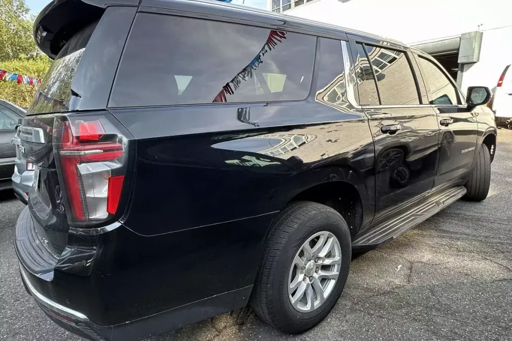 2024 Chevrolet Suburban LT photo 1