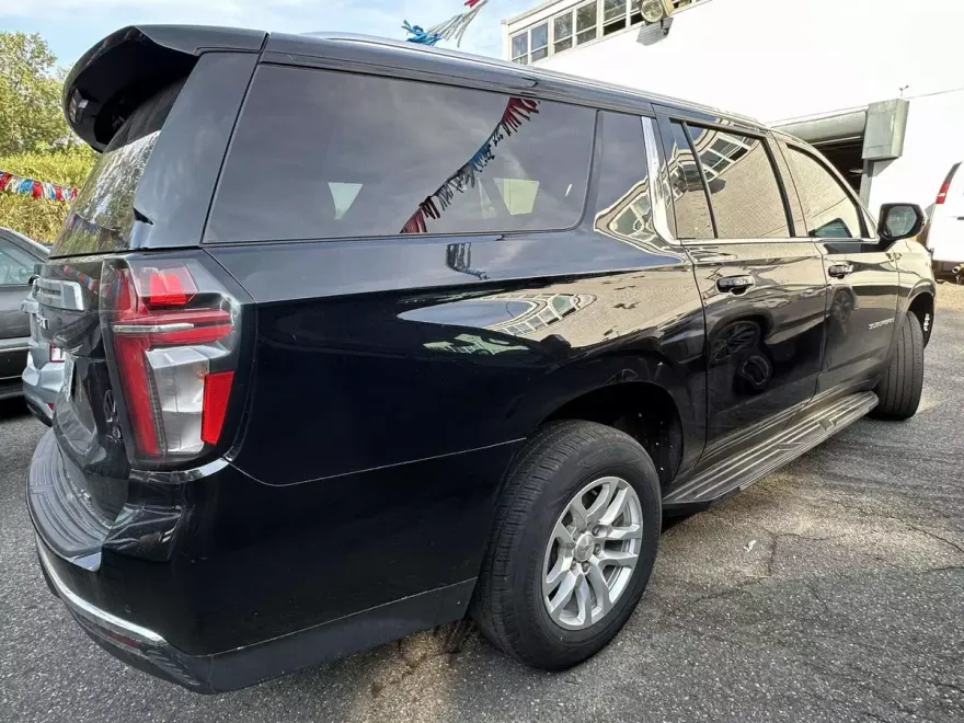 2024 Chevrolet Suburban LT photo 1