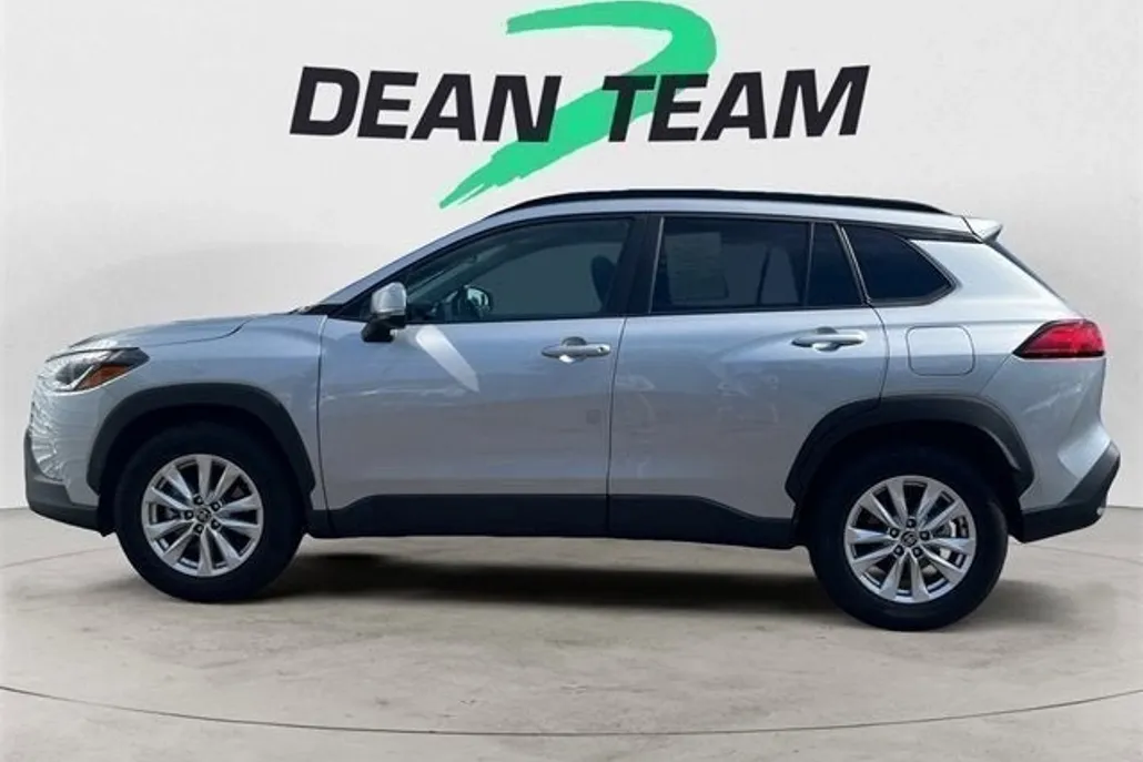 2022 Toyota Corolla Cross LE photo 1