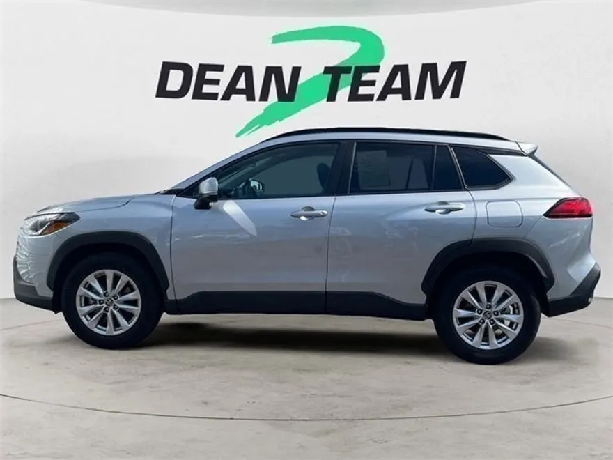 2022 Toyota Corolla Cross LE photo 1
