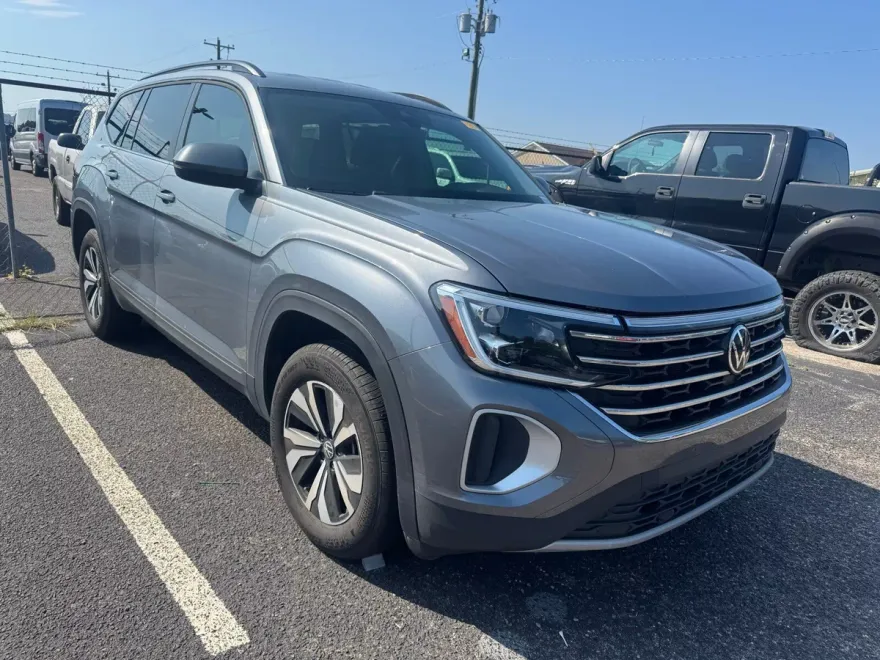 2024 Volkswagen Atlas SE photo 1