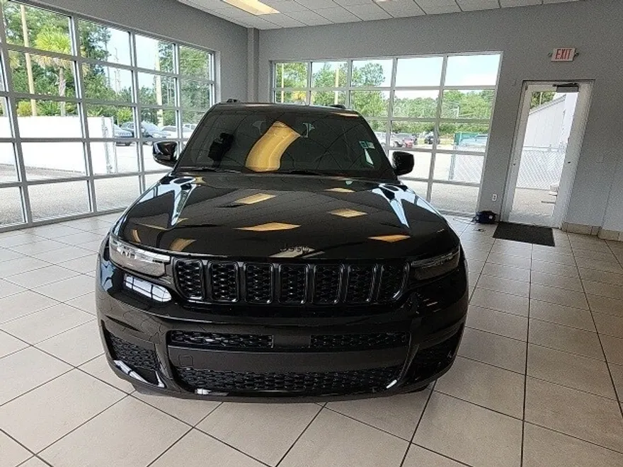 2023 Jeep Grand Cherokee Altitude photo 2