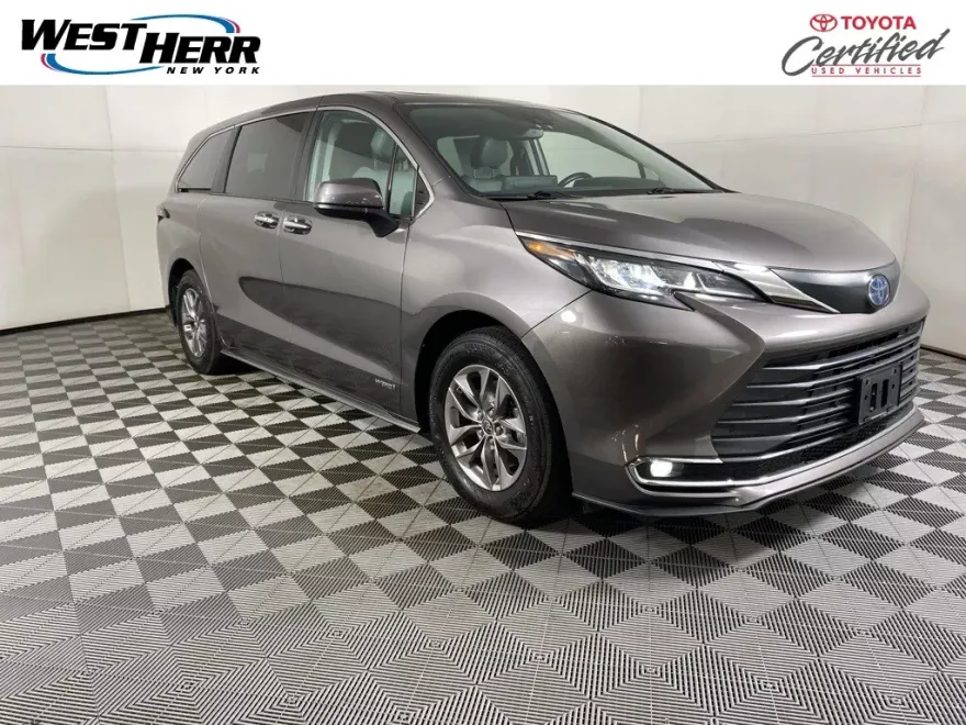 2021 Toyota Sienna XLE photo 1