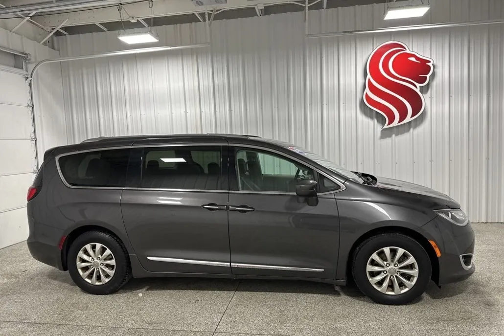 2019 Chrysler Pacifica Touring L photo 1