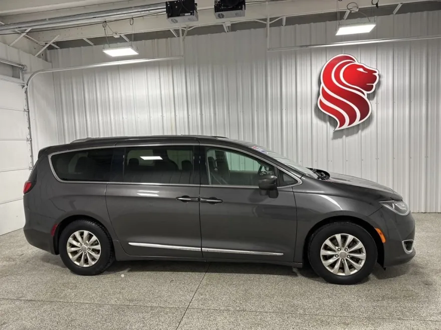 2019 Chrysler Pacifica Touring L photo 1
