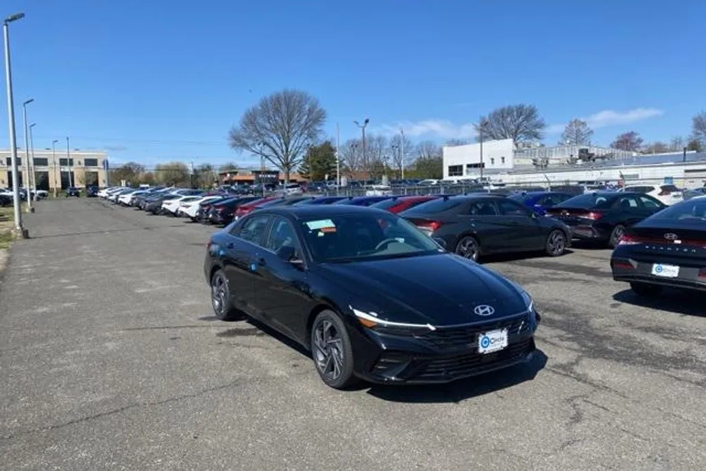 2025 Hyundai Elantra SEL Convenience photo 1