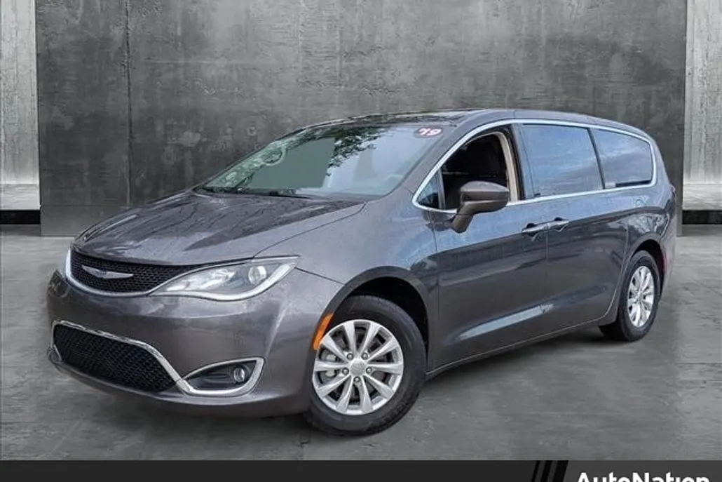 2019 Chrysler Pacifica Touring Plus photo 1