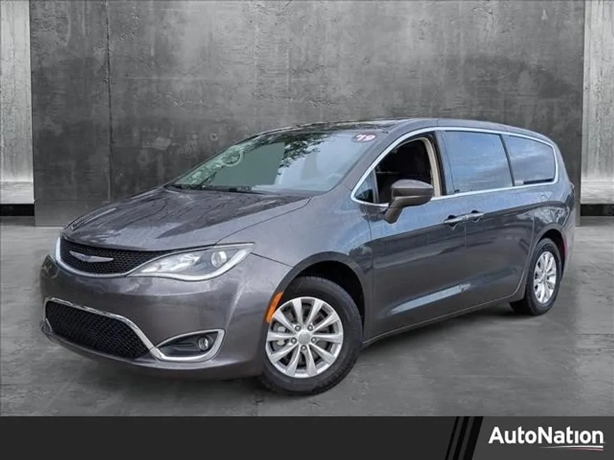 2019 Chrysler Pacifica Touring Plus photo 1