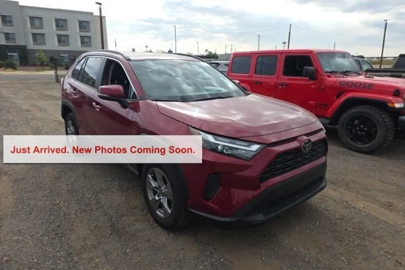2023 Toyota RAV4 XLE photo 1