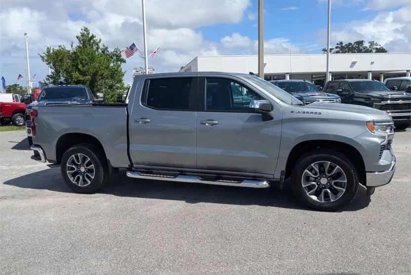 2025 Chevrolet Silverado 1500 LT photo 1