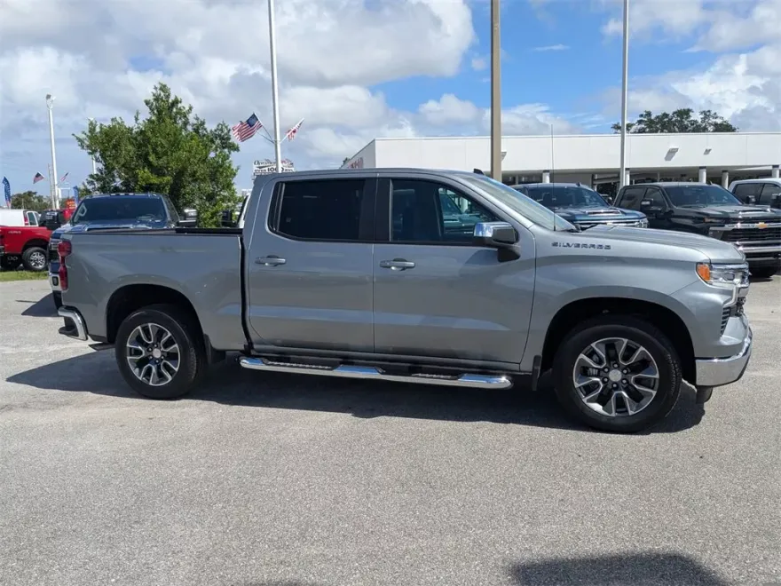 2025 Chevrolet Silverado 1500 LT photo 1