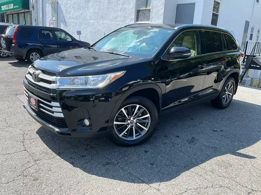 2019 Toyota Highlander XLE photo 1