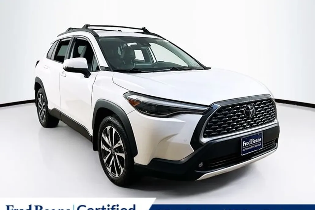 2022 Toyota Corolla Cross XLE photo 1