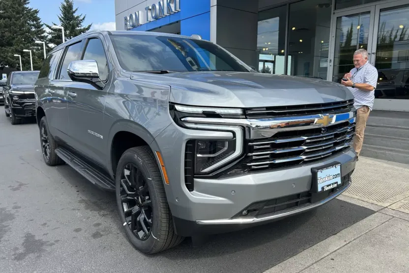 2025 Chevrolet Suburban Premier photo 1