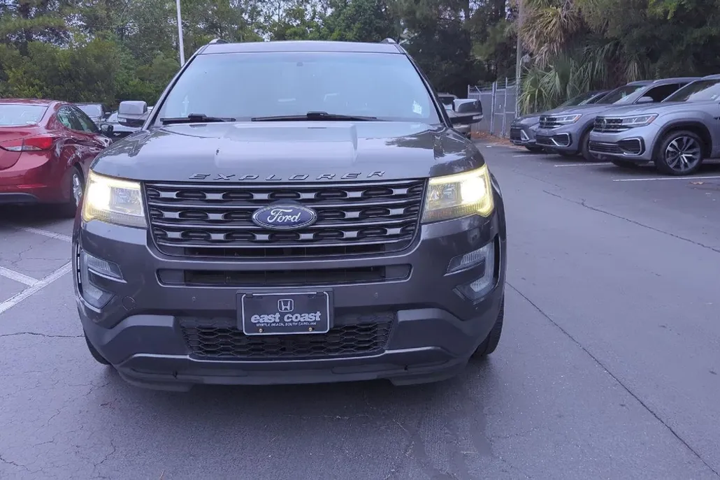 2017 Ford Explorer XLT photo 1