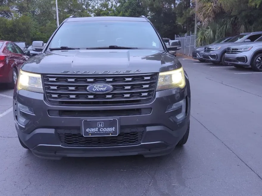 2017 Ford Explorer XLT photo 1