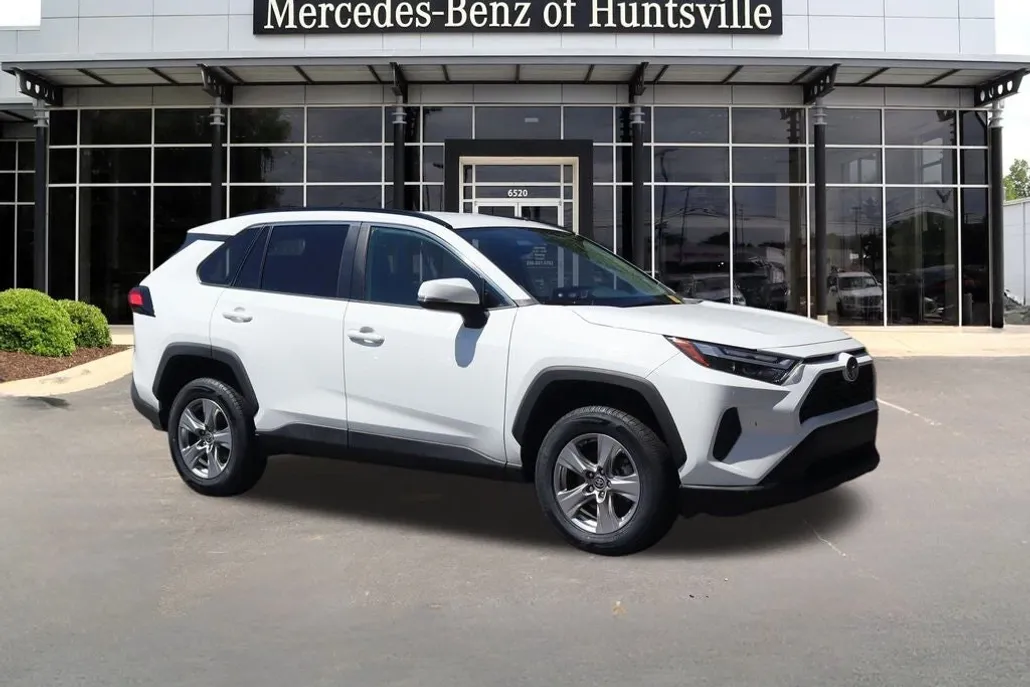 2023 Toyota RAV4 XLE photo 1