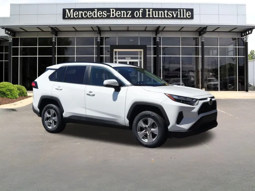 2023 Toyota RAV4 XLE photo 1