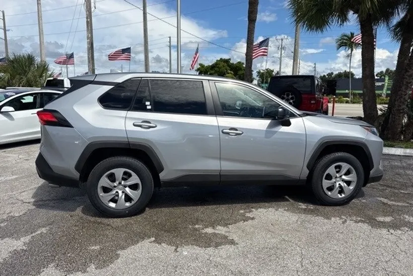 2023 Toyota RAV4 LE photo 1