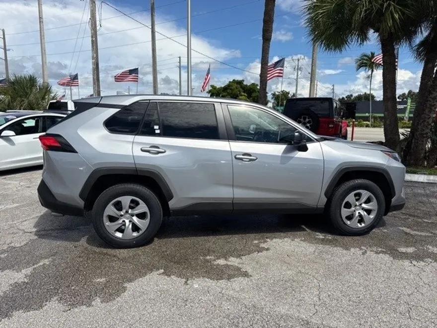 2023 Toyota RAV4 LE photo 1