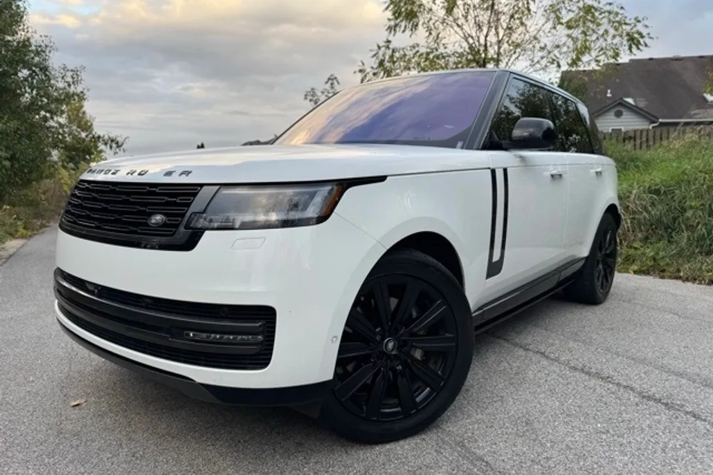 2023 Land Rover Range Rover SE photo 1