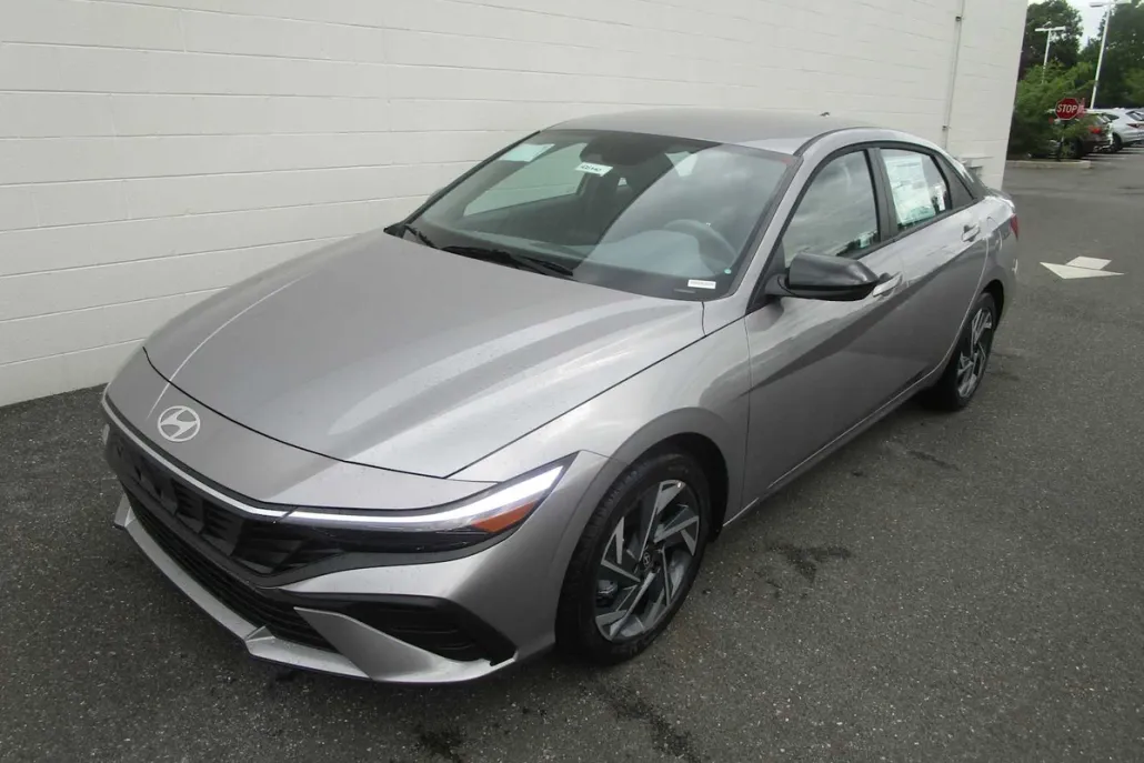 2025 Hyundai Elantra SEL Sport photo 1