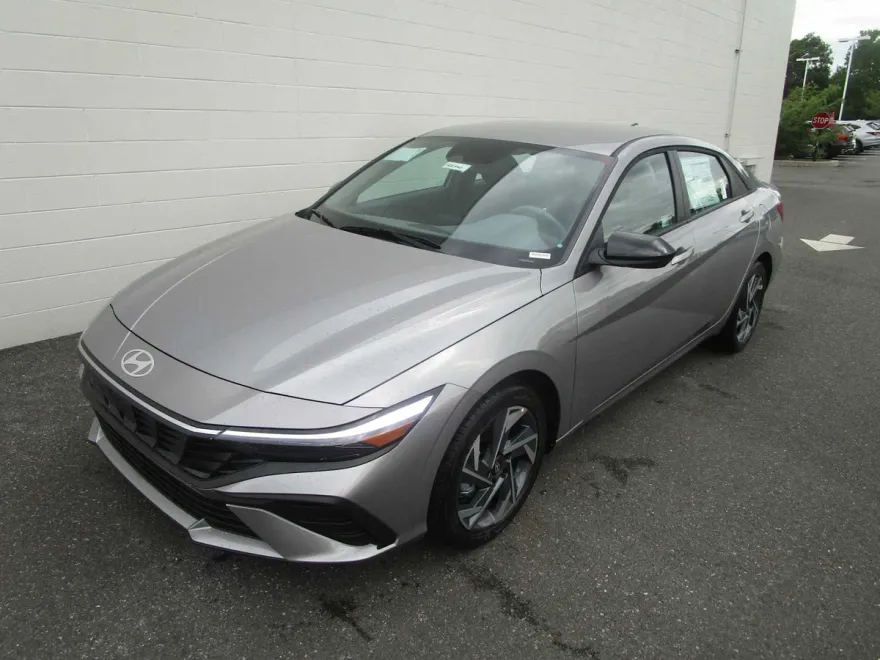 2025 Hyundai Elantra SEL Sport photo 1