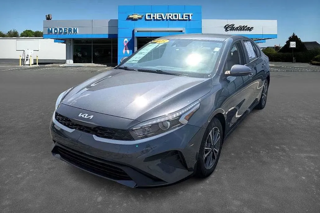 2023 Kia Forte LXS photo 1